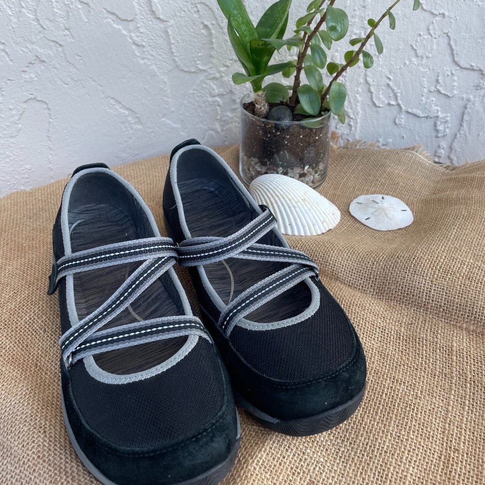Women’s DANSKO Hazel Mary Jane Velcro Flat Comfort Sneaker Shoe size 38 7.5 - 8